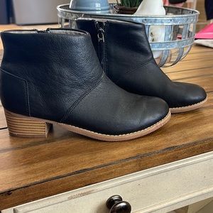 girls Toms black leather booties